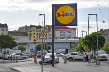 Olyan erős lett a Lidl, mint tíz éve senki – grafikonon, melyik boltban mennyit vásároltak tavaly