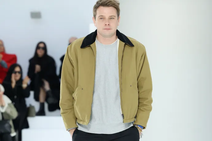 Kiderült a luxusdivatipar idei legrosszabbul őrzött titka: Jonathan Anderson a Dior új kreatívja