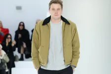 Kiderült a luxusdivatipar idei legrosszabbul őrzött titka: Jonathan Anderson a Dior új kreatívja