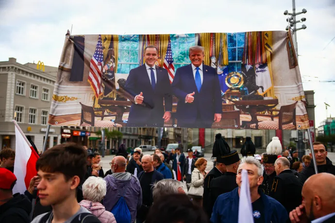 Karol Nawrocki és Donald Trump közös fotóját ábrázoló molinó, az elnökjelölt támogatóinak kezében egy kampánygyűlésen a lengyelországi Katowicében 2025. május 29-én – Fotó: Beata Zawrzel / NurPhoto / AFP