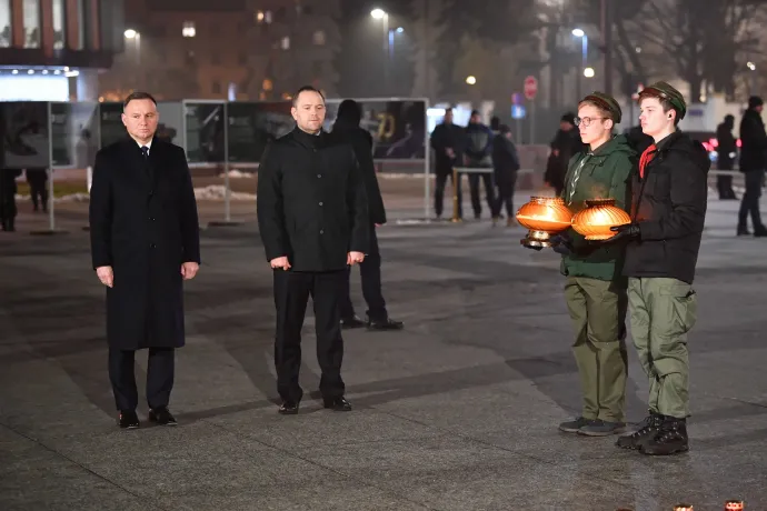 Andrzej Duda lengyel elnök és Karol Nawrocki, a Nemzeti Emlékezet Intézetének elnöke részt vesz a lengyel kommunista vezetés által meghirdetett hadiállapot 40. évfordulója alkalmából rendezett megemlékezésen Varsóban 2021. december 13-án – Fotó: Radek Pietruszka / EPA / MTI