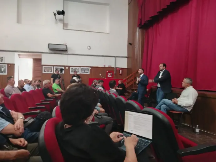 Bíró Barna Botond megyei tanácselnök magyaráz – Fotó: Tőkés Hunor / Transtelex