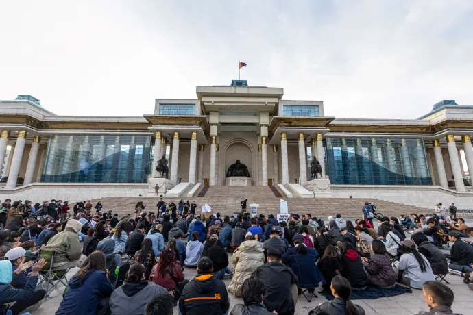 Tüntetés a mongol parlament épülete előtt 2025. május 20-án – Fotó: Byambasuren Byamba-Ochir / AFP