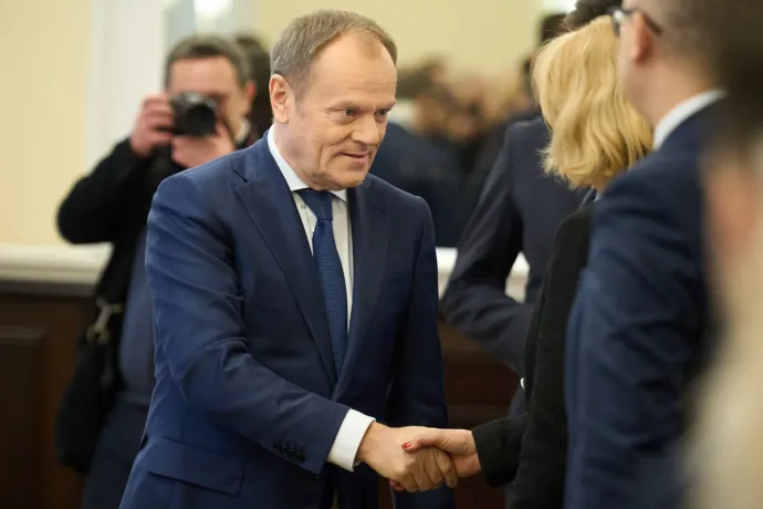 Donald Tusk megnyerte a kormánya ellen kért bizalmi szavazást