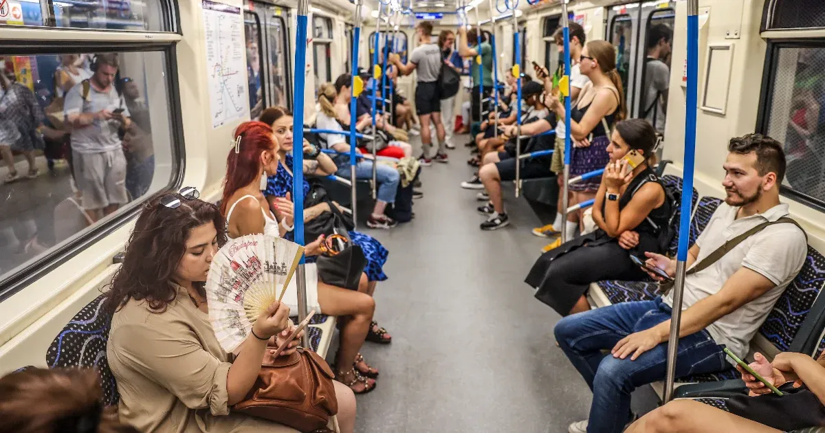 Hogy néz ki a tízperces leállás, megáll a metró az alagútban?