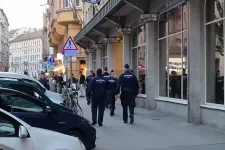 A pesti belvárosban razziázott a rendőrség, 11 embert elfogtak