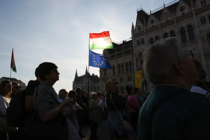 Puzsér szerint az ellehetetlenítési törvénnyel kapcsolatos halasztás csak erősíti, hogy ki kell menni kedden a Kossuth térre