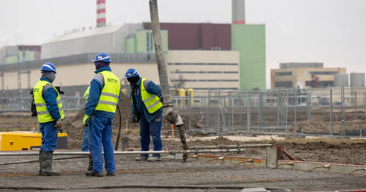 Magyarországra helyezi egy részlegét a Siemens Energy, hogy a német kormány engedélye nélkül szállíthasson Paks II.-nek