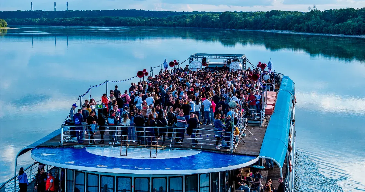 12 éve táncol a város a Cruisin úszó panorámabuliján (x)