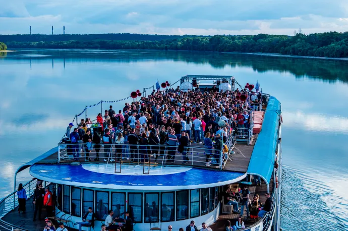 12 éve táncol a város a Cruisin úszó panorámabuliján (x)