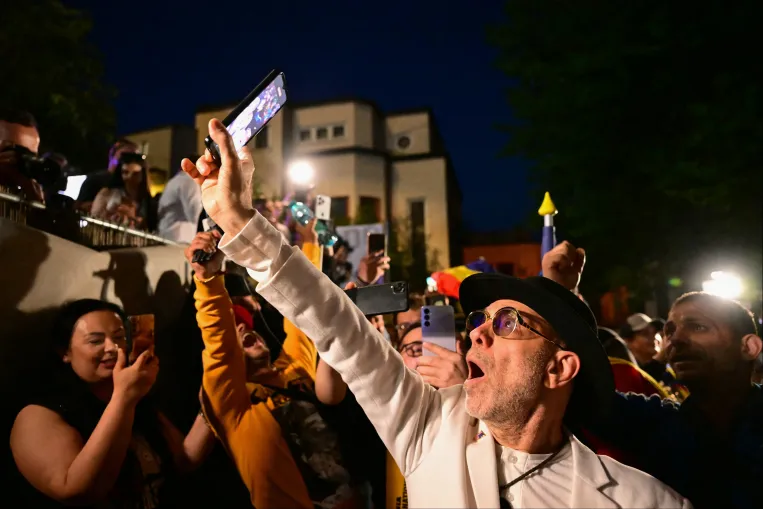 Szétesik a tudás, megszűnik a nyilvánosság, a média a politika ellenőrzőjéből annak eszközévé válik