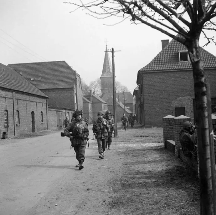 Brit ejtőernyősök landolás után a németországi Hamminkelnben, a Rajnától keletre – Fotó: Imperial War Museum