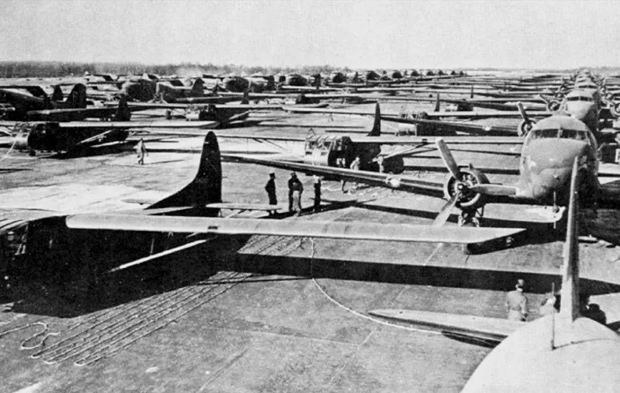 Az amerikai légierő Douglas C–47 Skytrain szállítógépei és Waco CG-4A vitorlázórepülői felsorakoztak a Varsity hadművelet előtt – Fotó: Usaf – U.s. Air Force / Wikipedia