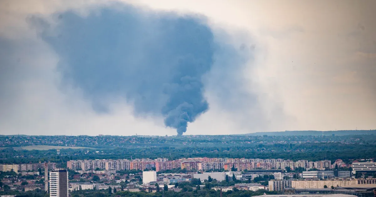 Hatalmas füsttel égett a papírhulladék Budapest határában