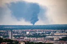 Hatalmas füsttel égett a papírhulladék Budapest határában