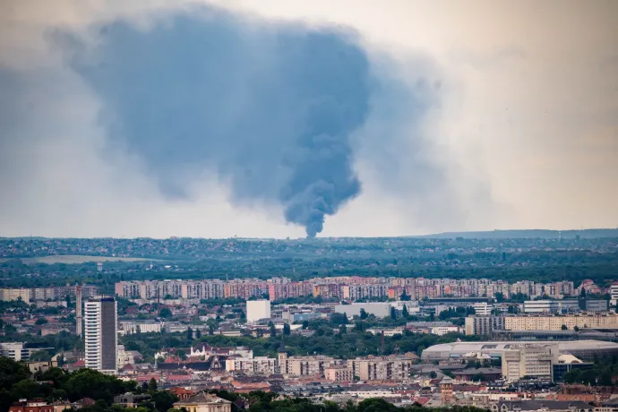 Hatalmas füsttel égett a papírhulladék Budapest határában