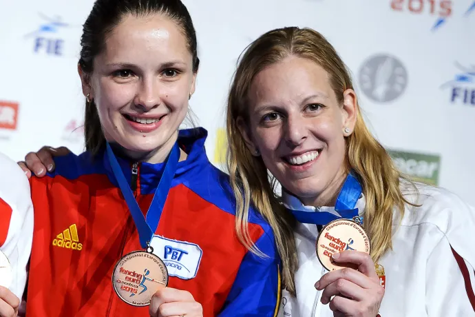 Simona Pop és Szász Emese párbajtőrözők holtversenyben lettek bronzérmesek a 2015-ös a montreux-i vívó Európa-bajnokságon – Fotó: Fabrice Coffrini / AFP