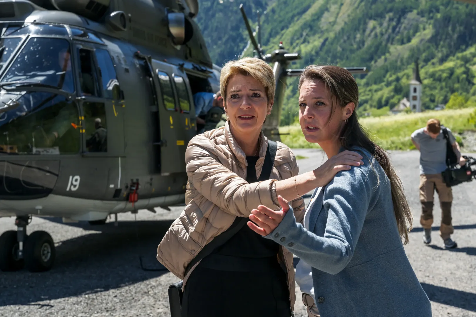 Karin Keller-Sutter (balról) és Franziska Biner, Valais kanton tanácsnoka Wilerben 2025. május 30-án – Fotó: Fabrice Coffrini / AFP