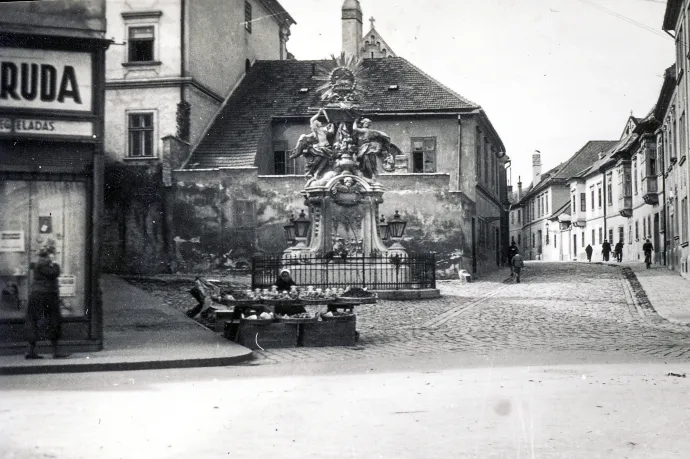 Kofa a győri Gutemberg téren, mögötte a Frigyláda-szobor 1938-ban – Fotó: Széman György / Fortepan
