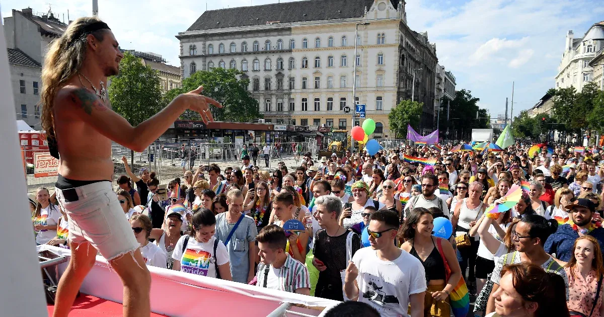 Steiner Kristófot, csókolózó férfiakat és drag queeneket ábrázoló képekre hivatkozik a szivárványos menetet tiltó döntésében a rendőrség