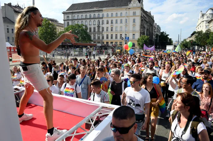 Steiner Kristófot, csókolózó férfiakat és drag queeneket ábrázoló képekre hivatkozik a szivárványos menetet tiltó döntésében a rendőrség