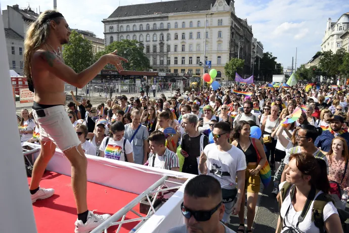A 24. Budapest Pride résztvevői vonulnak a Bajcsy-Zsilinszky úton 2019. július 6-án, a színpadon Steiner Kristóf – Fotó: Kovács Tamás / MTI