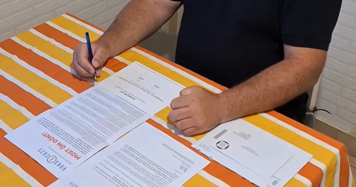 Két polgármester találkozik egy mezőn, és megbeszélik, mi merre hány méter a Voks2025-tel