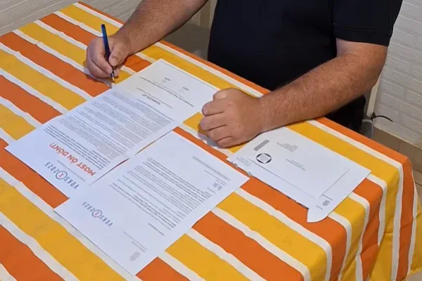 Két polgármester találkozik egy mezőn, és megbeszélik, mi merre hány méter a Voks2025-tel