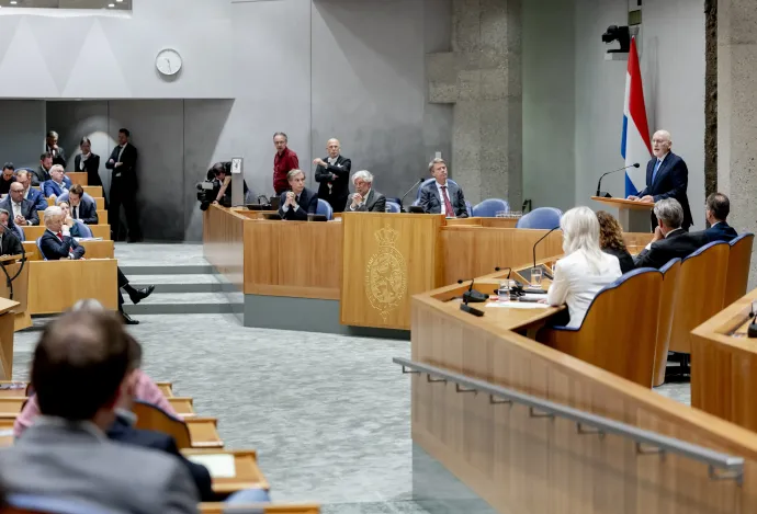 Frans Timmermans beszél a hollnad parlament 2025. június 4-i ülésnapján – Fotó: Remko De Waal / Reuters