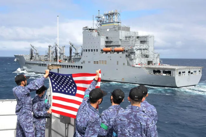 A japán JS Shimakaze legénysége amerikai zászlóval köszönti a USNS Harvey Milket egy gyakorlat során az Atlanti-óceánon 2024. szeptember 24-én – Fotó: Lashawn Sykes / U.s. Navy / Reuters