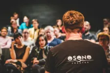 Átlátszó Erdély: Évtizedeken át zajlott a fizikai és szexuális visszaélés az Osonó diákszínjátszó társulatban