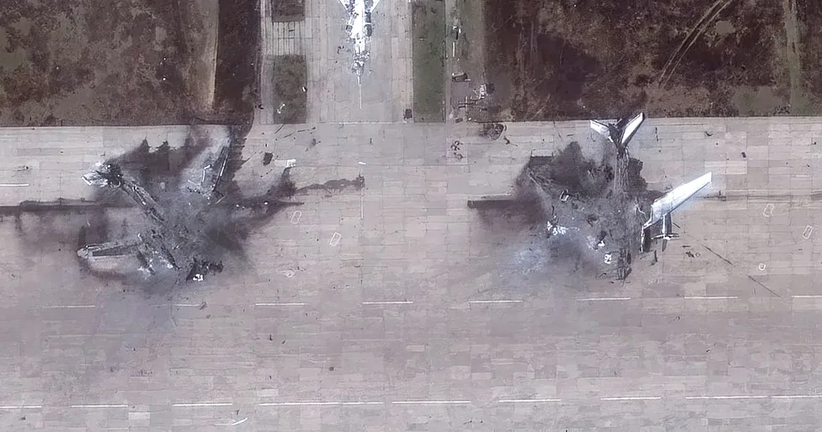 Légifelvételek mutatják, milyen károkat okozott az ukrán dróntámadás az orosz bombázókban