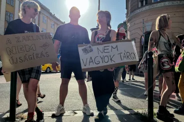 A Mediaworks székháza előtt tüntettek a Metropol ellen, miután női lábak sunyiban fotózgatására hívott fel a lap