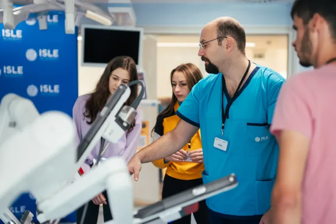 A robotsebészeti rendszerek ismerete kulcsfontosságú lesz a jövő sebészeinek – Fotó: Kerekes Fotó & Film