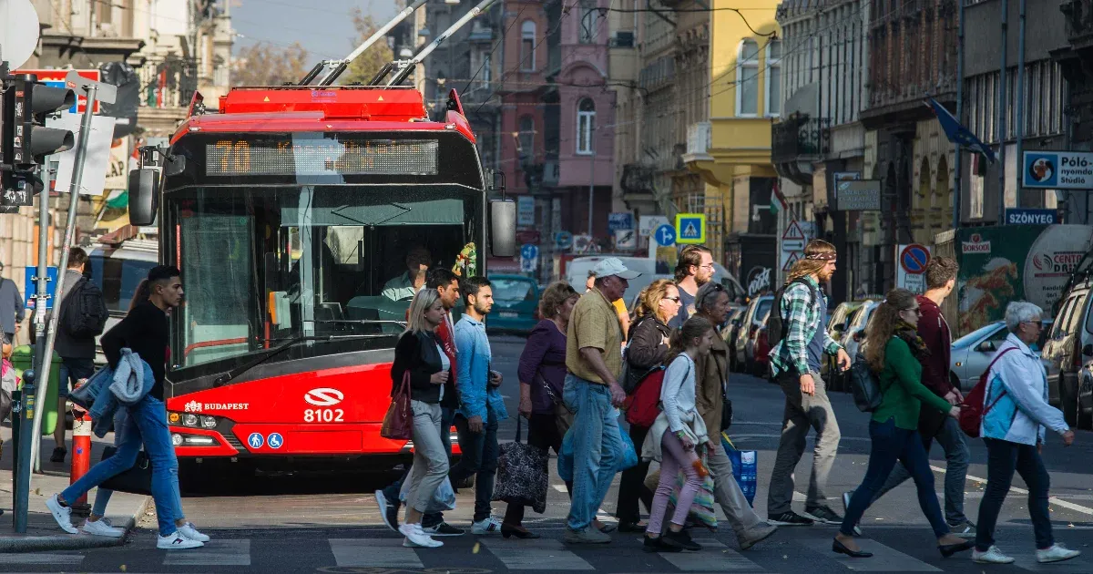 Ma tíz percig a lábbusz lesz a domináns tömegközlekedési eszköz Budapesten