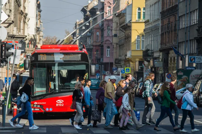 Ma tíz percig a lábbusz lesz a domináns tömegközlekedési eszköz Budapesten