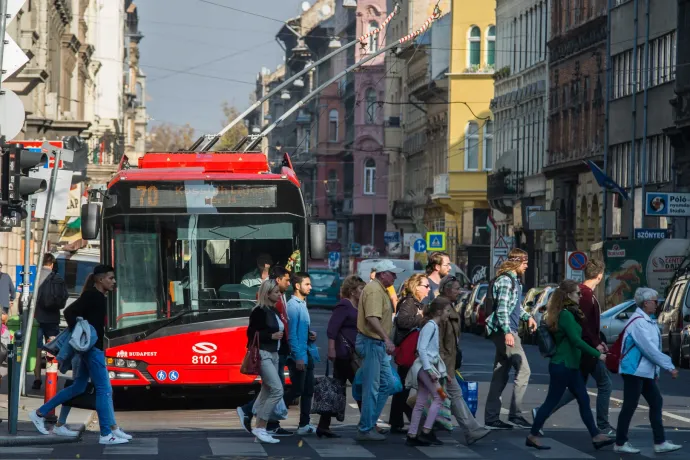 Ma tíz percig a lábbusz lesz a domináns tömegközlekedési eszköz Budapesten