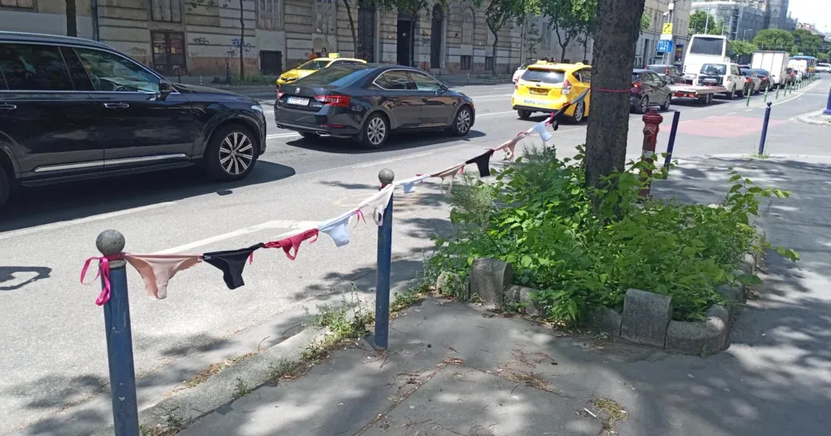 Szalaggal összekötött bugyik jelentek meg a Mediaworks székháza előtt