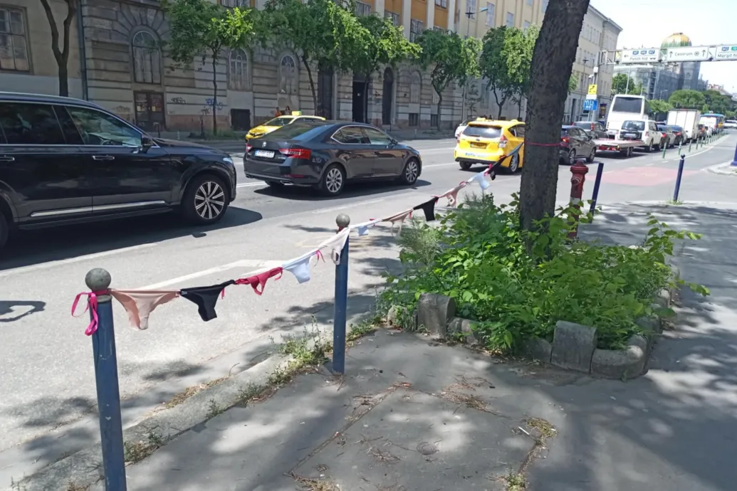 Szalaggal összekötött bugyik jelentek meg a Mediaworks székháza előtt