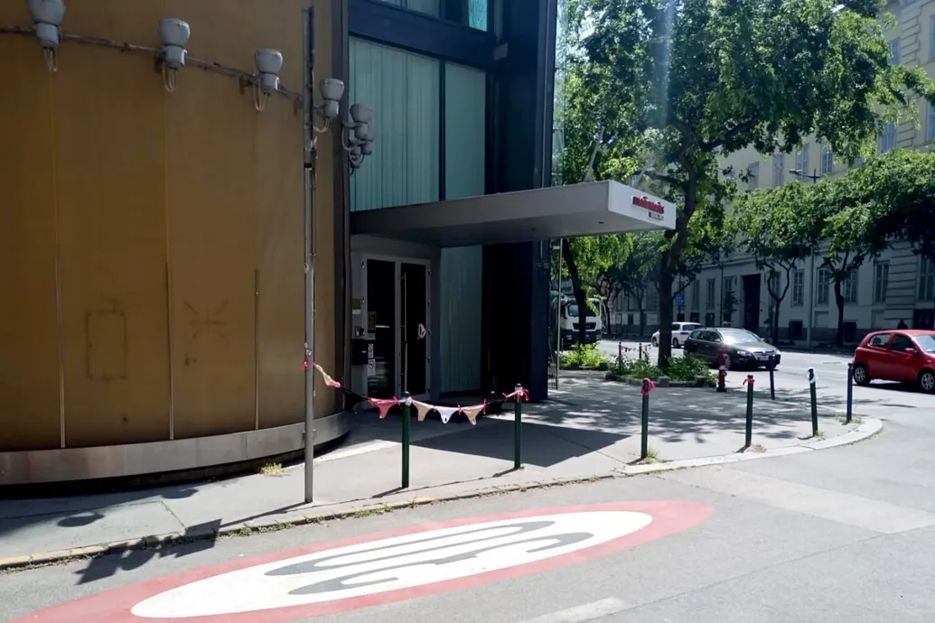Szalaggal összekötött bugyik jelentek meg a Mediaworks székháza előtt