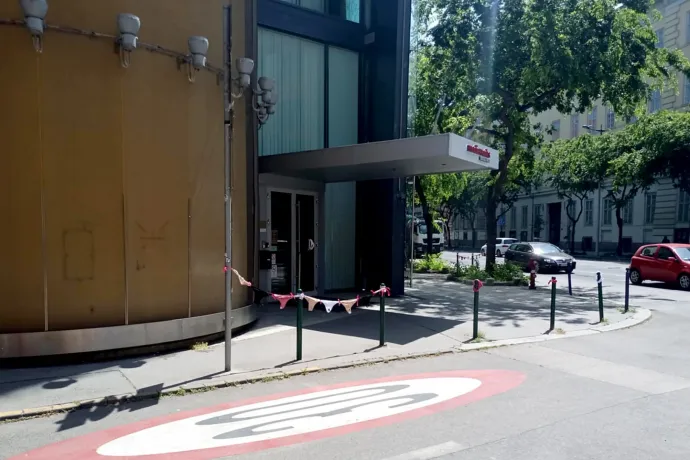 Szalaggal összekötött bugyik jelentek meg a Mediaworks székháza előtt
