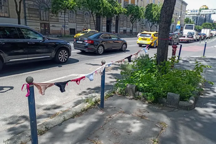 Szalaggal összekötött bugyik jelentek meg a Mediaworks székháza előtt