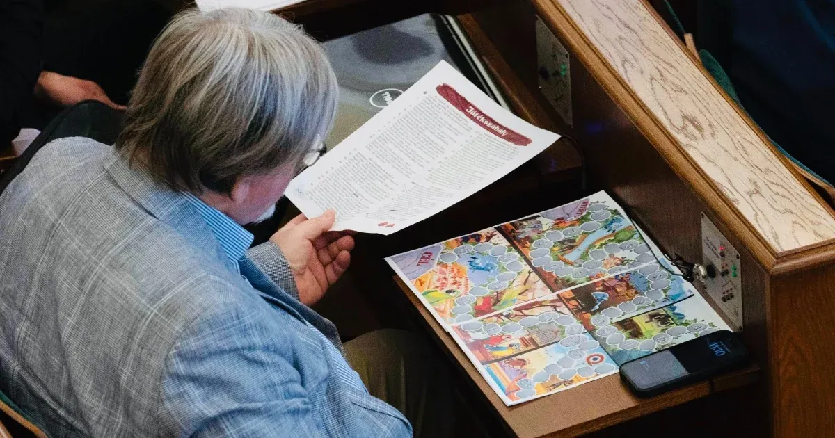 A győri polgármester lemondásra szólította fel Dézsi Csabát, miután a közgyűlésen egy társasjátékot tanulmányozott a város ügyei helyett