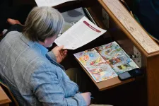 Közgyűlés alatti társasjátékozás miatt lemondásra szólította fel a győri polgármester Dézsi Csabát, a fideszes politikus szerint ő csak saját mesekönyvére jegyzetelt