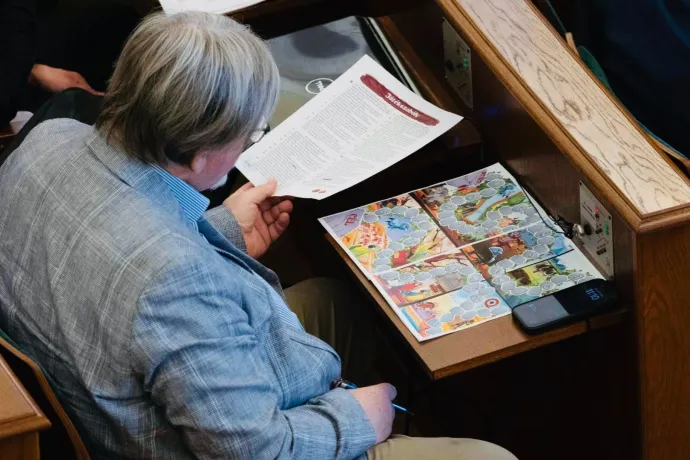 Közgyűlés alatti társasjátékozás miatt lemondásra szólította fel a győri polgármester Dézsi Csabát, a fideszes politikus szerint ő csak saját mesekönyvére jegyzetelt
