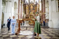 A holland királyné egy orosz fegyverekből öntött harangot adott át egy csehországi templomnak