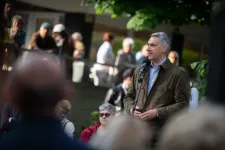 „Tessék Lázár után csinálni, ki lehet menni az emberek közé!” – Lázár lapja beszólt a fideszes politikusoknak