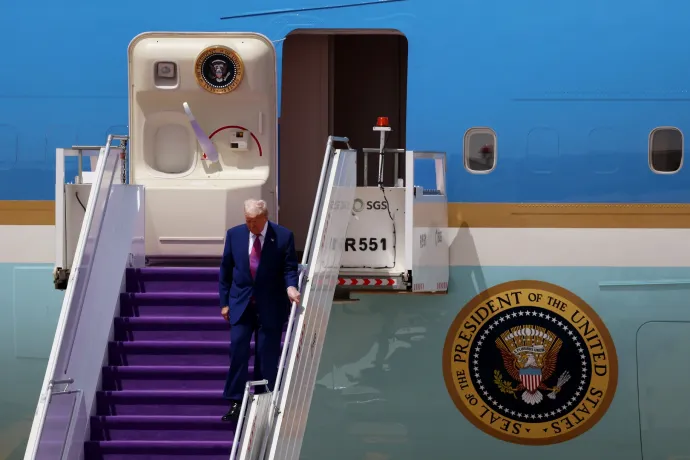 Hetekig tartó titkos egyeztetések végén ajánlotta fel Katar a luxusrepülőt Trumpnak