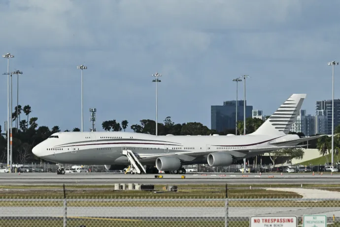A katari 747-es a Palm Beach-i nemzetközi repülőtéren – Fotó: Roberto Schmidt / AFP