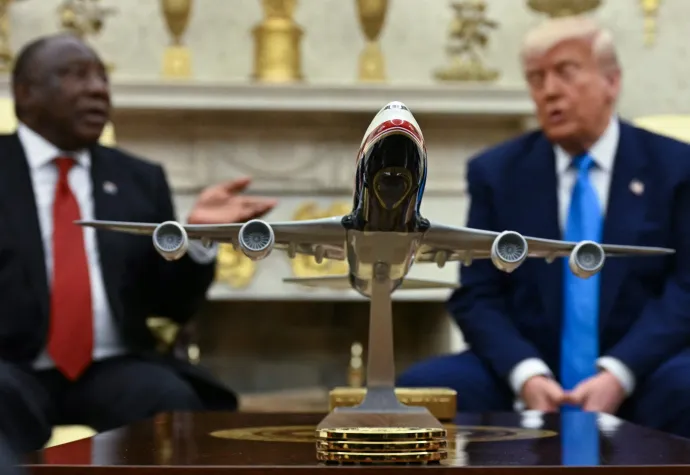 Az új Air Force One, egy Boeing-747-es makettje a Fehér Ház ovális irodájában, miközben Donald Trump Cyril Ramaphosa dél-afrikai elnököt fogadta – Fotó: Jim Watson / AFP